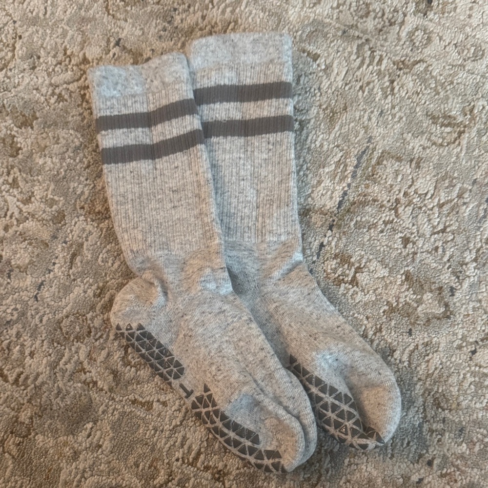 NWOT Tavi gray grip socks